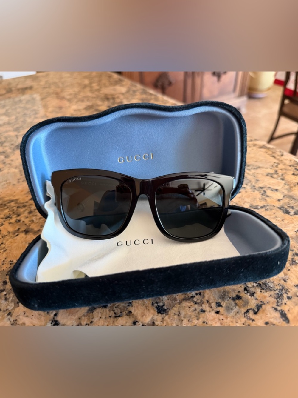 NWOT Gucci gg0057 56-18-145 oversized unisex glossy black sunglasses